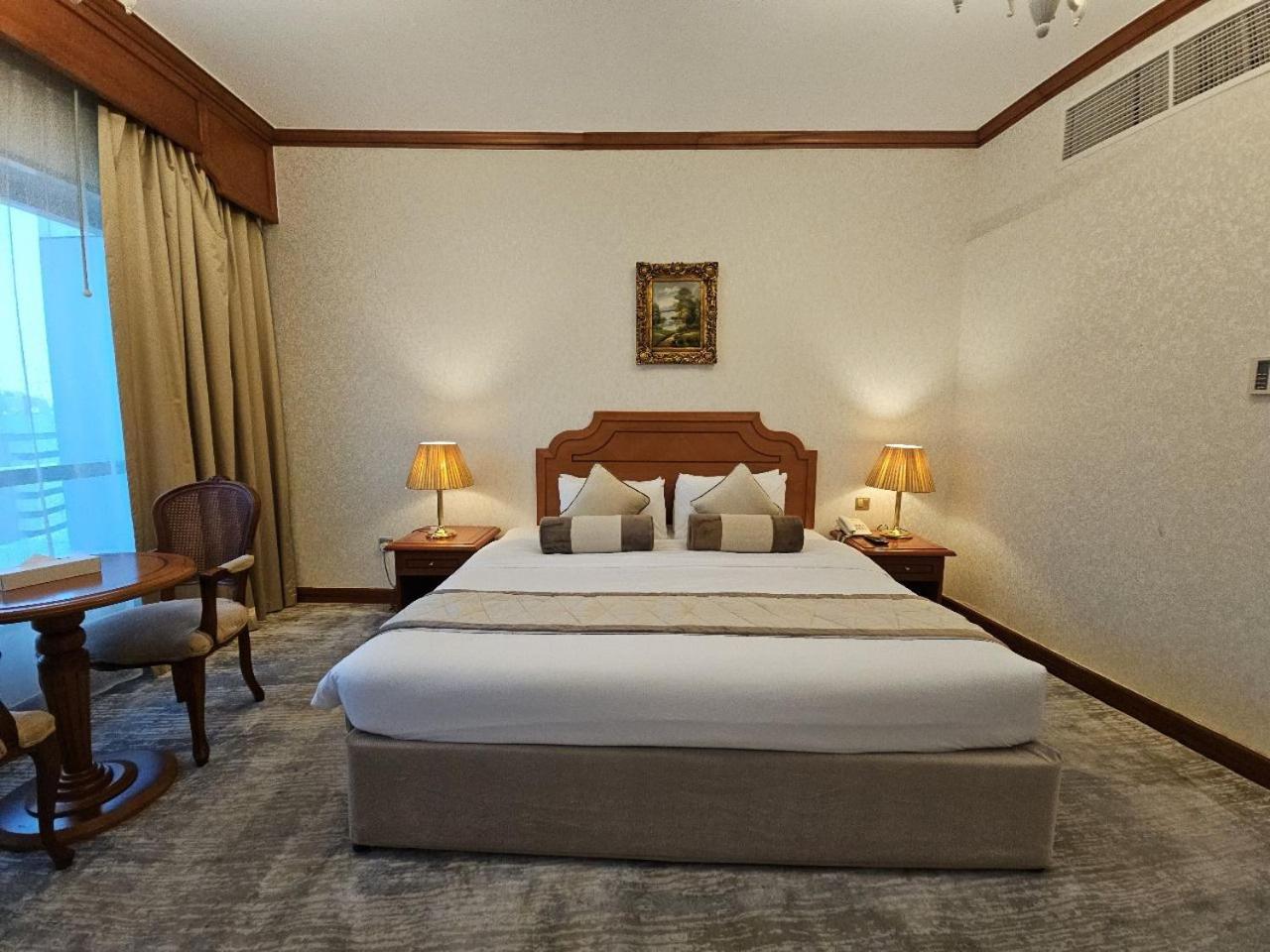 Royal Concorde Hotel & Suite ドバイ エクステリア 写真